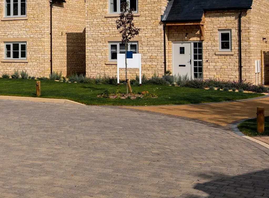 https://www.checkatrade.com/blog/wp-content/uploads/2020/07/driveway-on-estate-with-dropped-kerb.jpeg