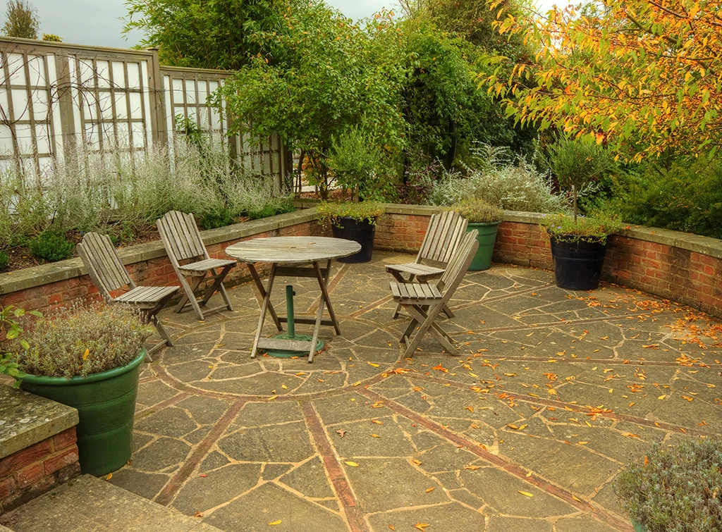 Relaxation area in low maintenance back garden (ideas blog)