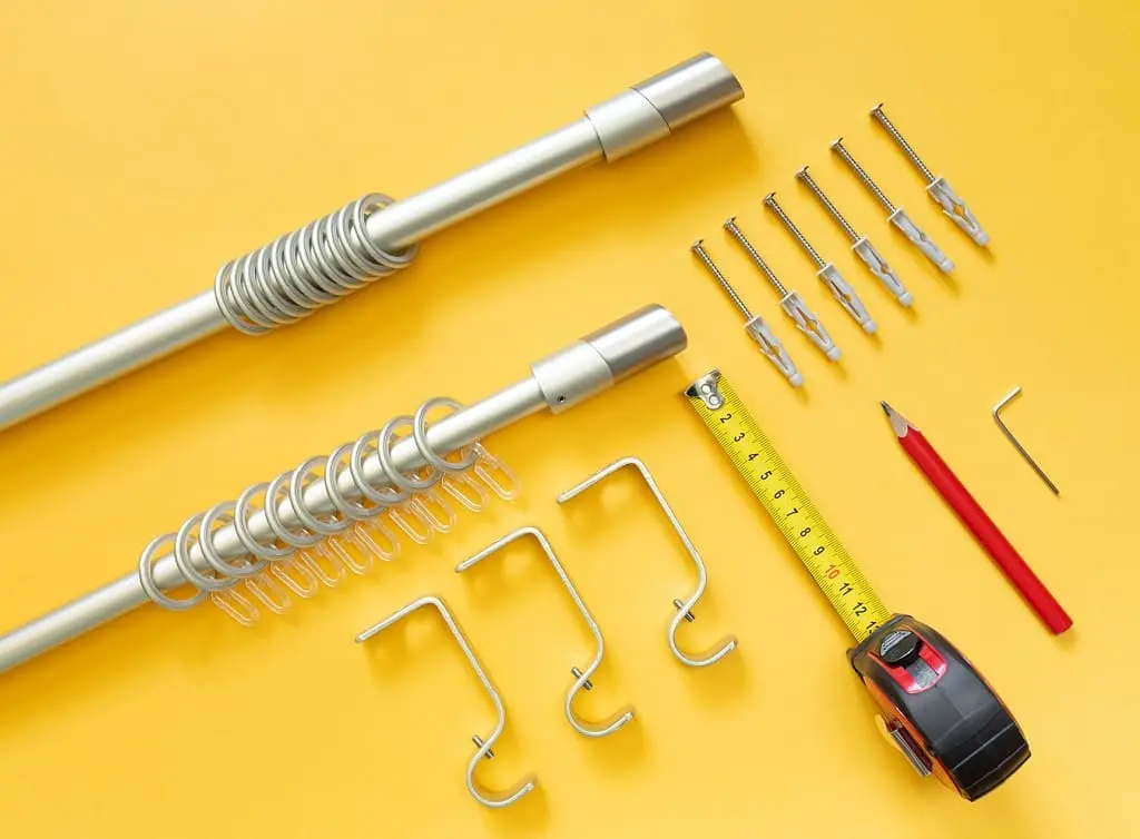 https://www.checkatrade.com/blog/wp-content/uploads/2021/10/tools-used-for-installing-curtains.jpeg