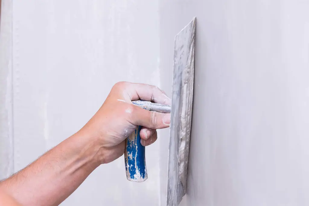 How much does it cost to render a wall?