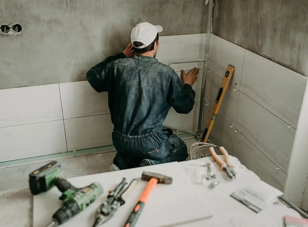 https://www.checkatrade.com/blog/wp-content/uploads/2023/12/How-to-become-a-tiler-Image-4.jpg
