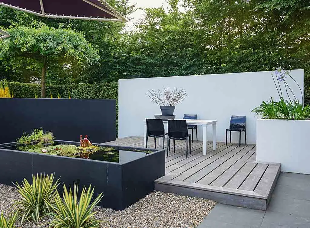 https://www.checkatrade.com/blog/wp-content/uploads/2021/04/Contemporary-raised-pond.jpg