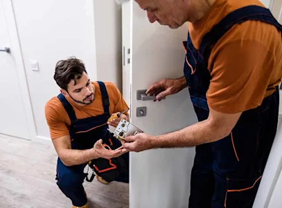 https://www.checkatrade.com/blog/wp-content/uploads/2021/10/locksmith-services.jpg