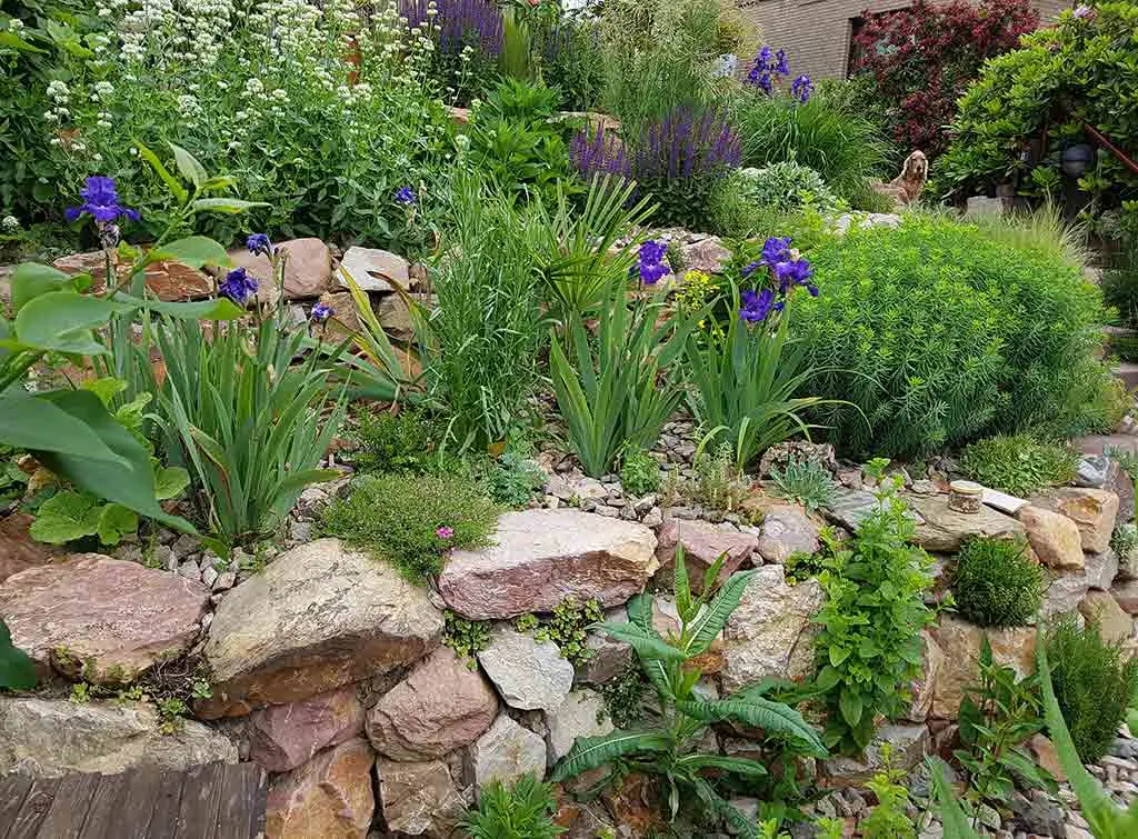 Building rockery wall