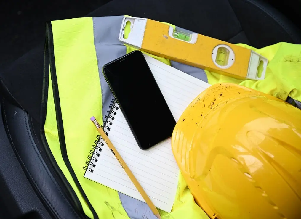 https://www.checkatrade.com/blog/wp-content/uploads/2024/08/construction-worker-mobile-phone-for-social-media.jpg