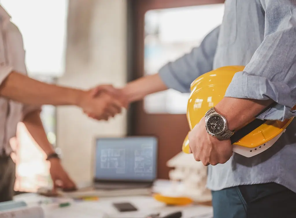 https://www.checkatrade.com/blog/wp-content/uploads/2023/11/what-does-a-construction-manager-do.jpg
