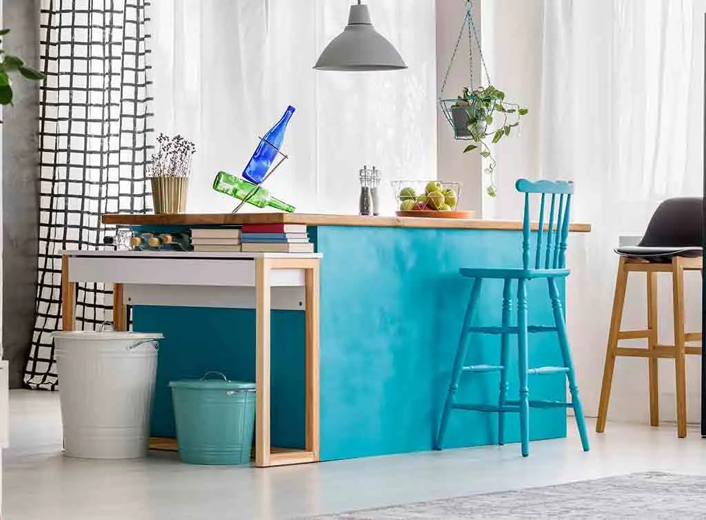Colourful peninsular breakfast bar