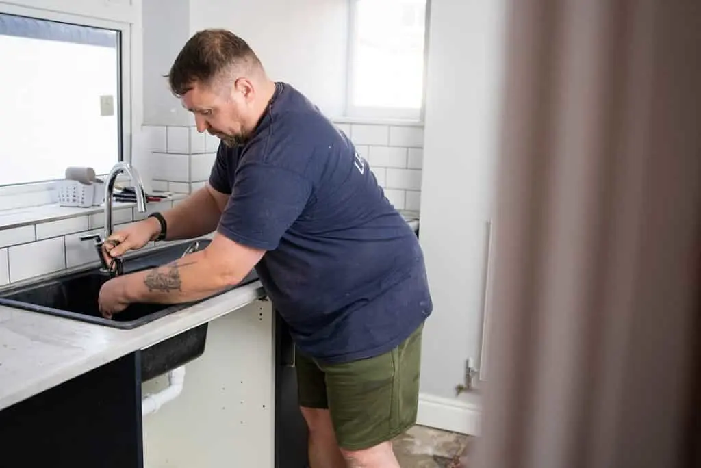 https://www.checkatrade.com/blog/wp-content/uploads/2021/11/How-much-does-a-plumber-earn-1024x684.jpg