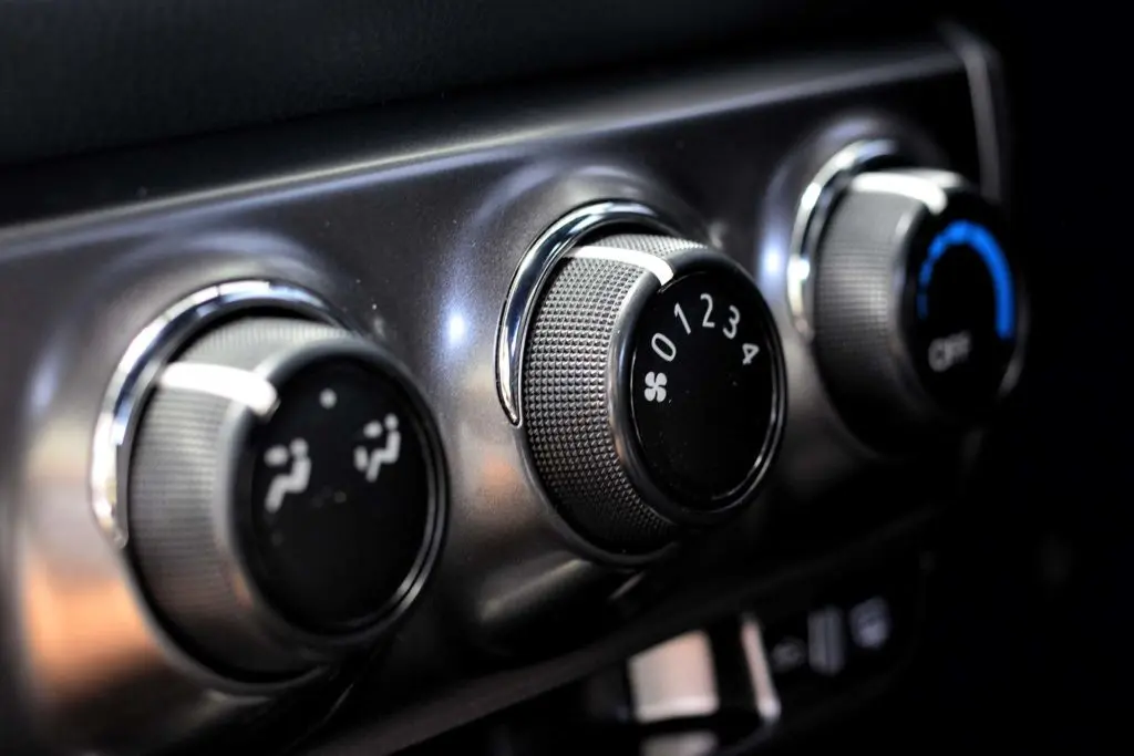 https://www.checkatrade.com/blog/wp-content/uploads/2022/03/Feature-car-aircon-service-1-1024x683.jpg