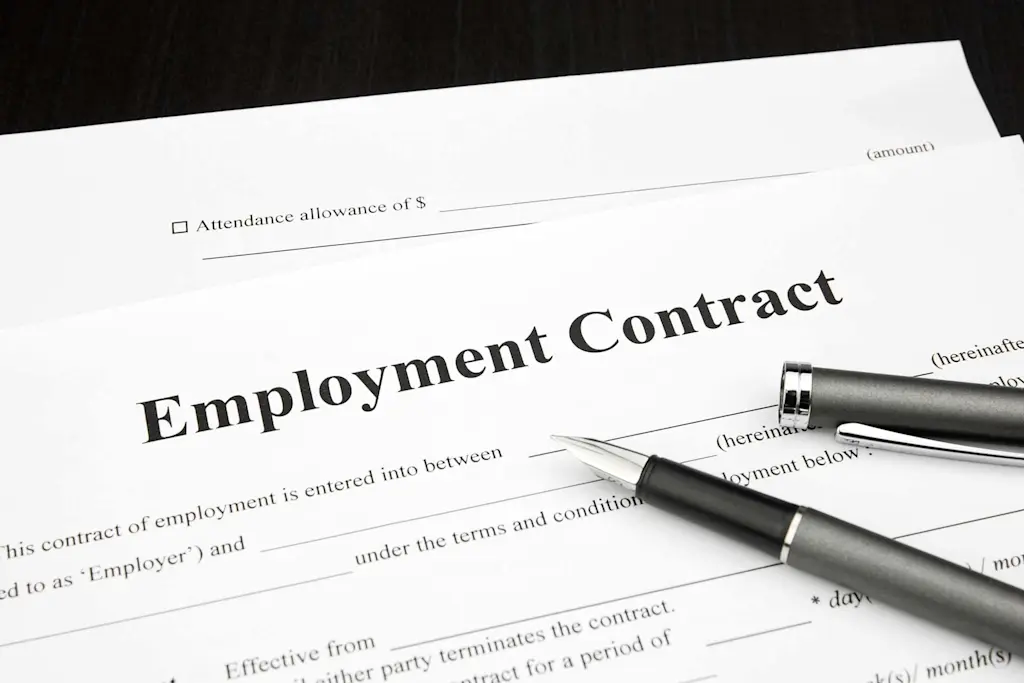 https://www.checkatrade.com/blog/wp-content/uploads/2024/09/day-rate-v-hourly-rate-contract.jpg