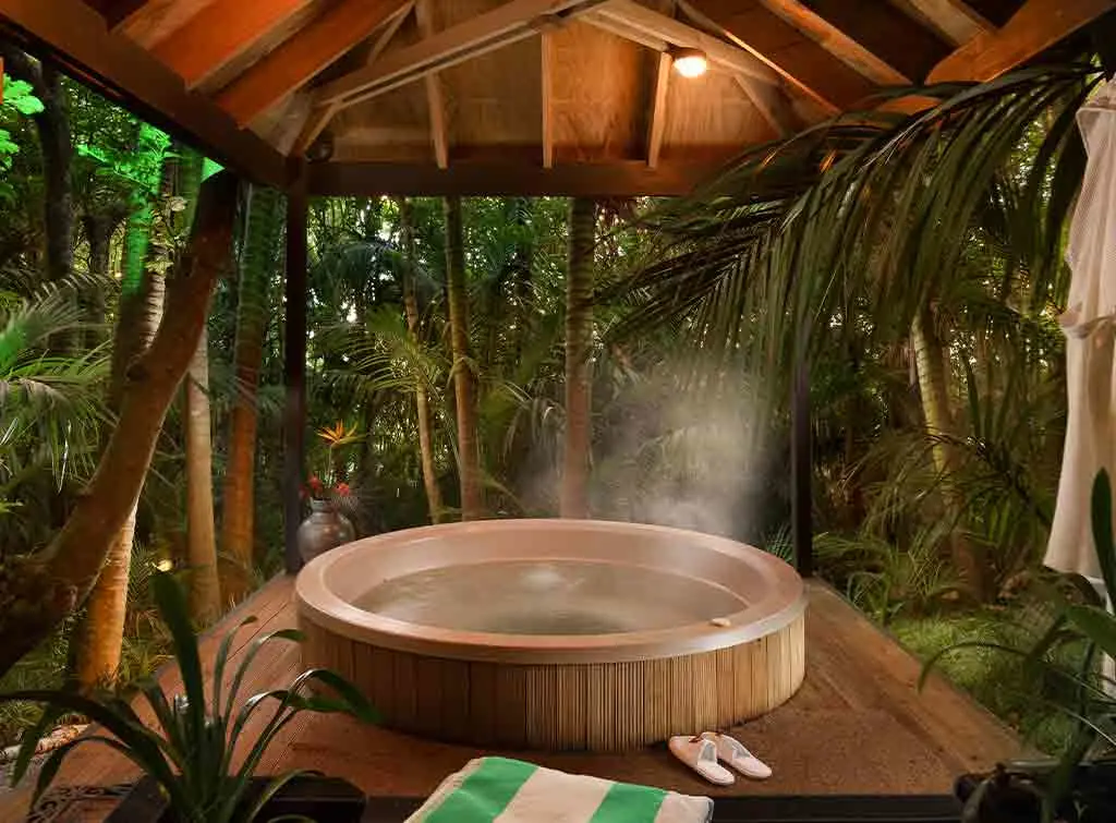https://www.checkatrade.com/blog/wp-content/uploads/2021/04/Hot-tub-enclosure-ideas-1.jpg