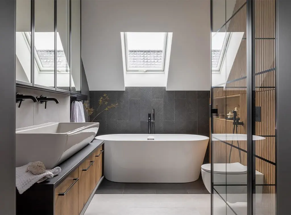 Square bathroom layout