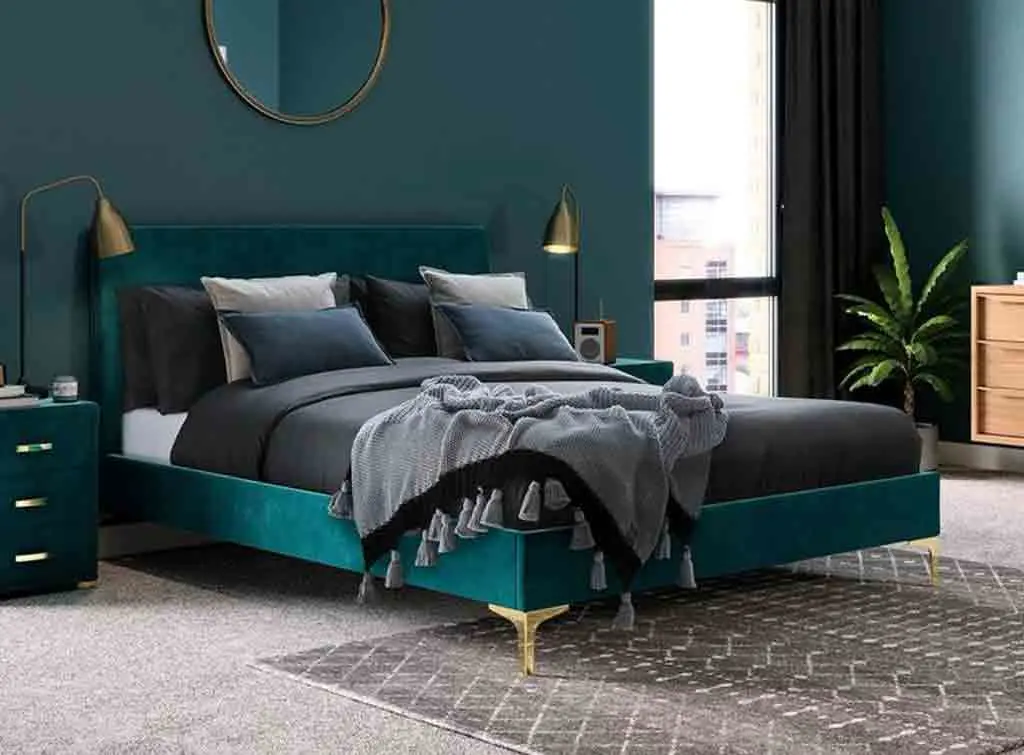 Emerald green walls and grey carpet