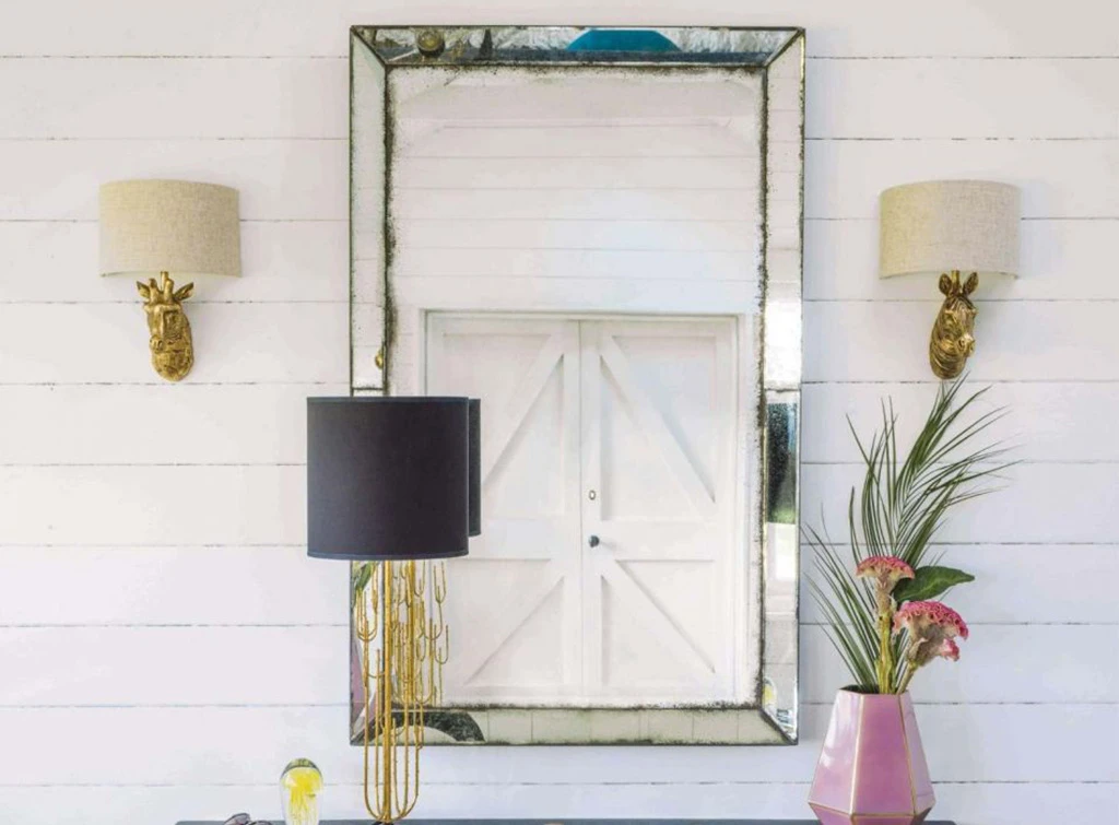 Ufurnish artwork in narrow hallway idea