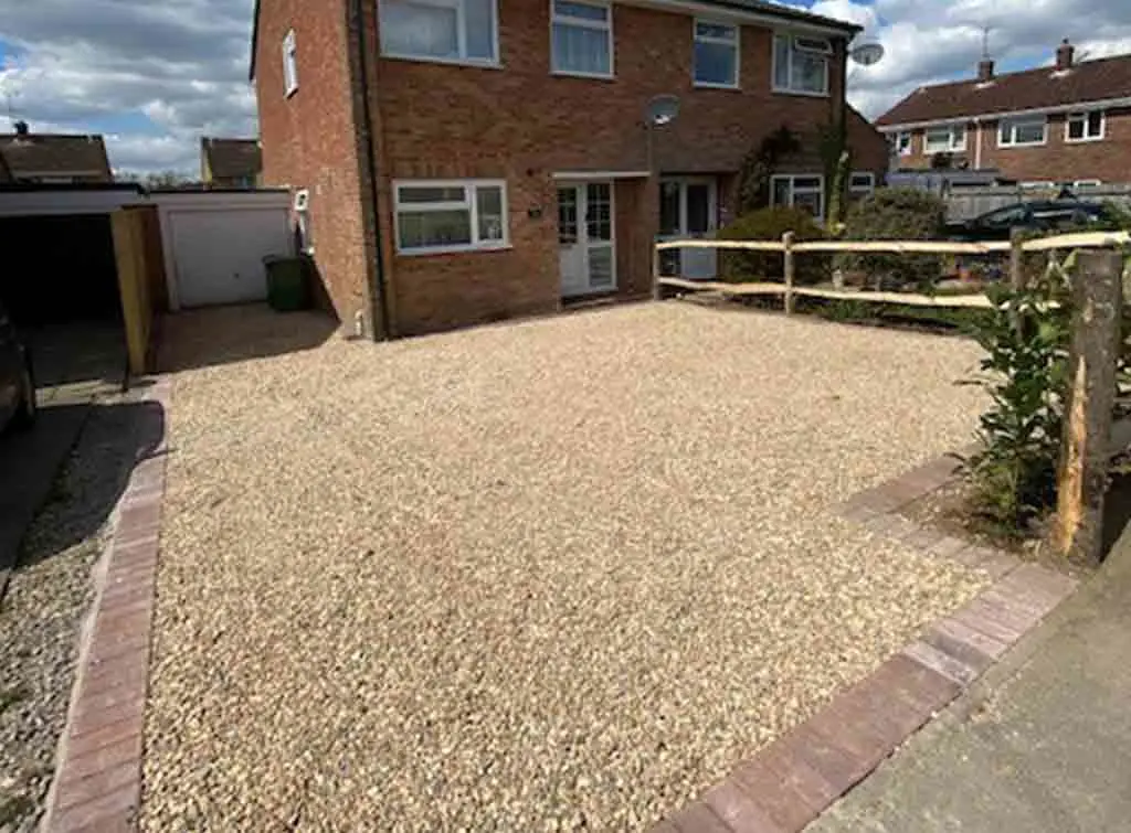 Gravel and block paved edge driveway idea