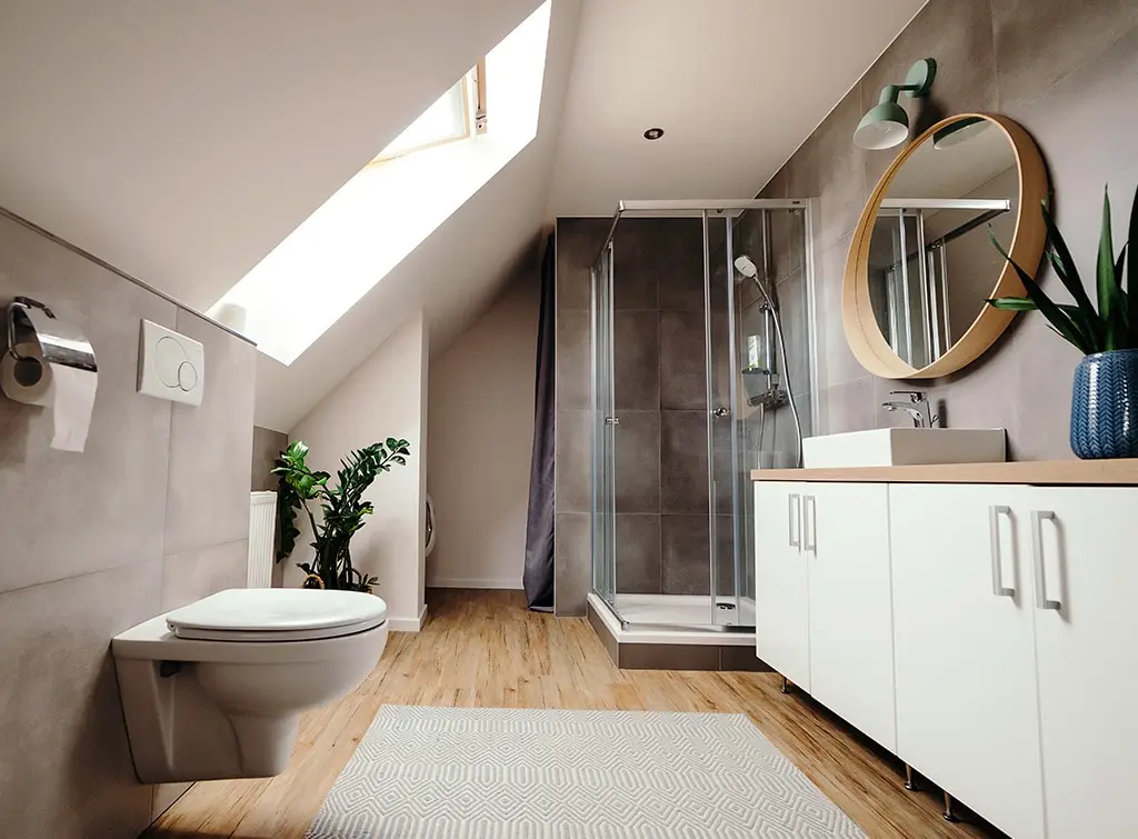 Bathroom with neutral colour scheme