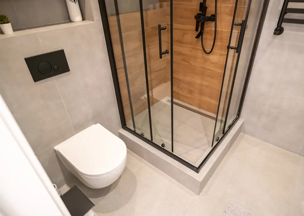 Small ensuite corner shower