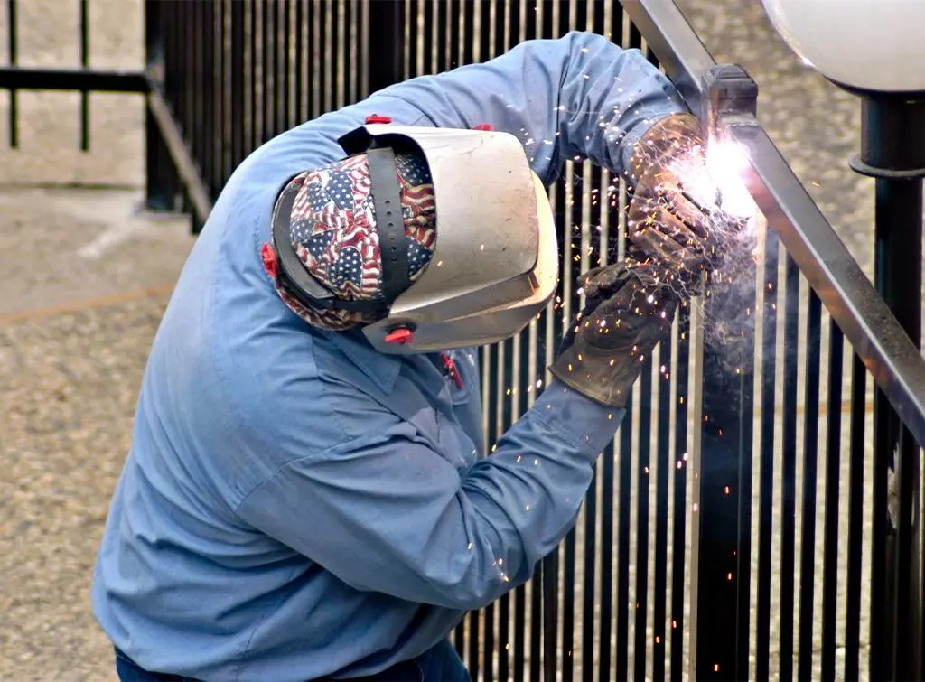 https://www.checkatrade.com/blog/wp-content/uploads/2024/08/Fencing-installation-insurance-metal-1.jpg