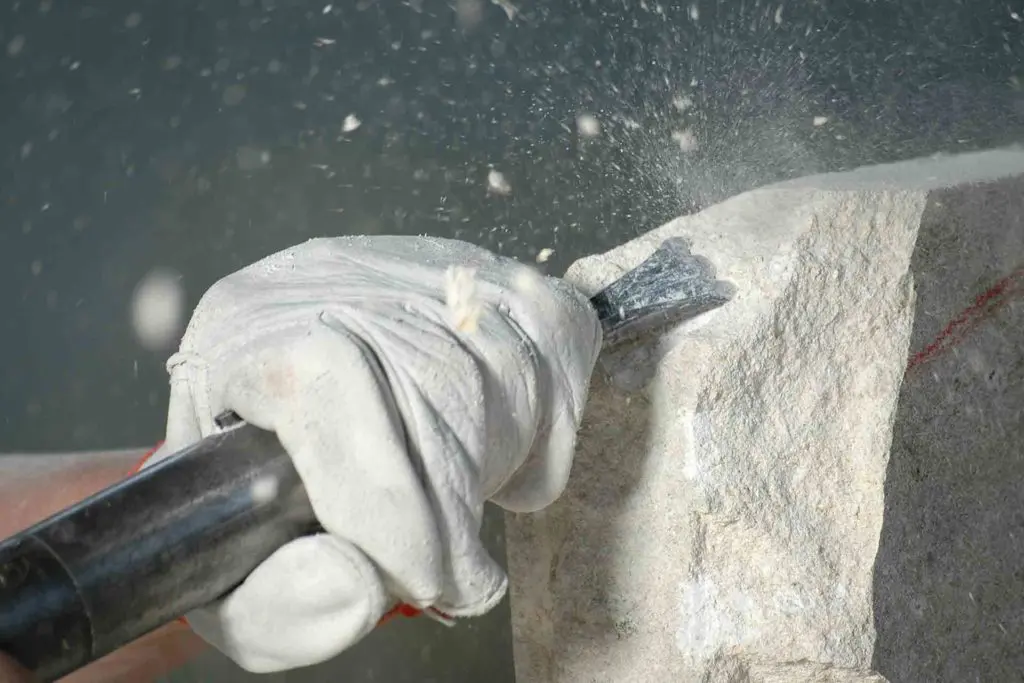 https://www.checkatrade.com/blog/wp-content/uploads/2022/03/Feature-stonemason-day-rate-1024x683.jpg