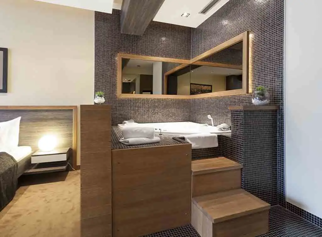 spa bath in bedroom feature idea