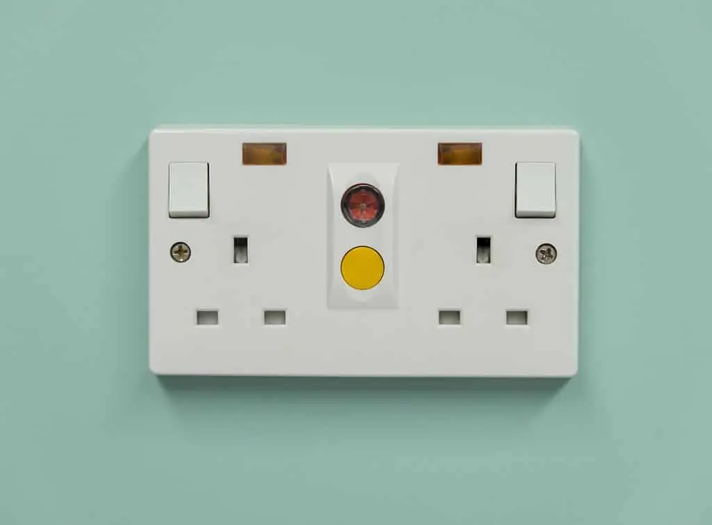https://www.checkatrade.com/blog/wp-content/uploads/2024/10/surge-protected-electrical-socket-for-PC-1.jpeg