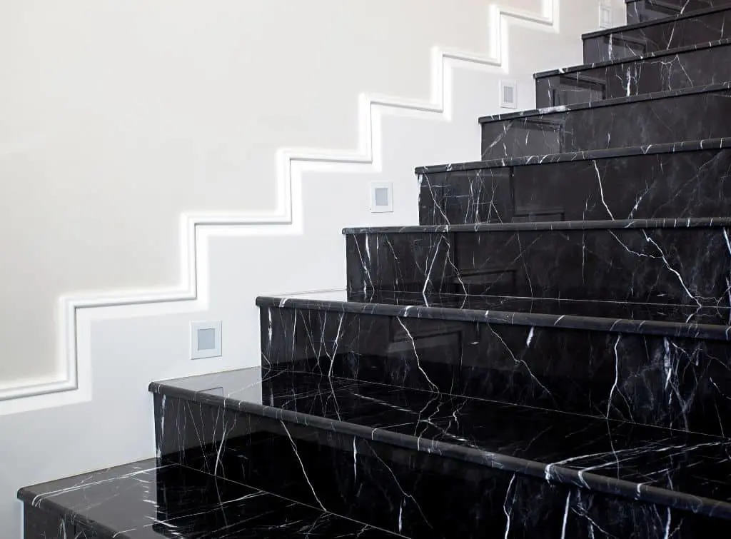 Marble staircase decorating ideas with white wall
