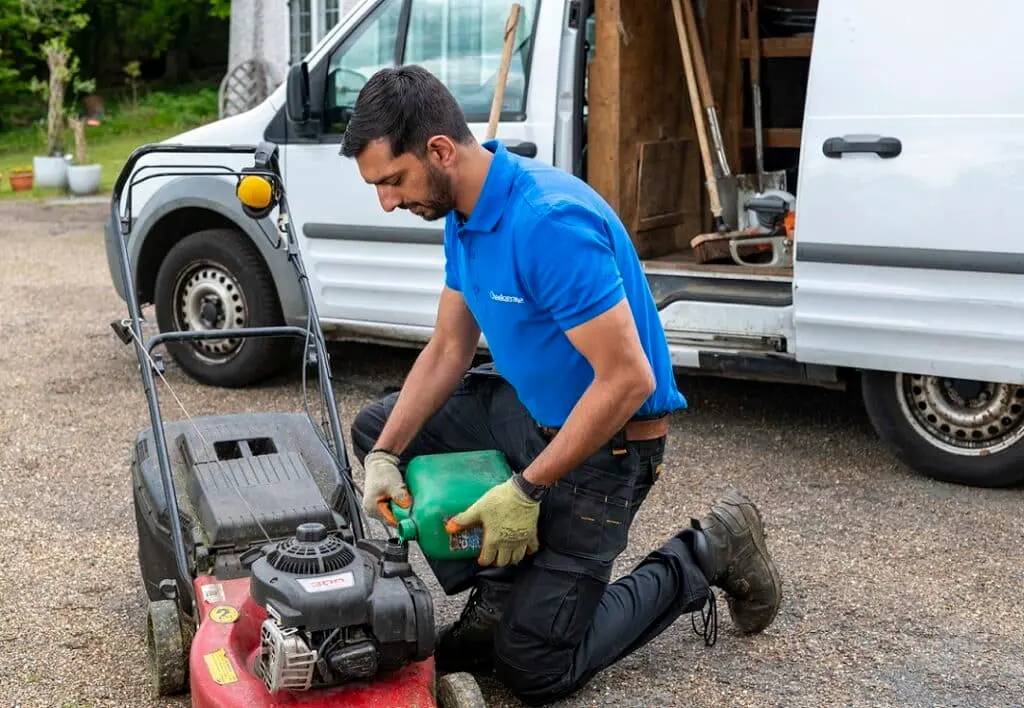 https://www.checkatrade.com/blog/wp-content/uploads/2024/06/how-to-start-a-grass-cutting-business-1024x708.jpg