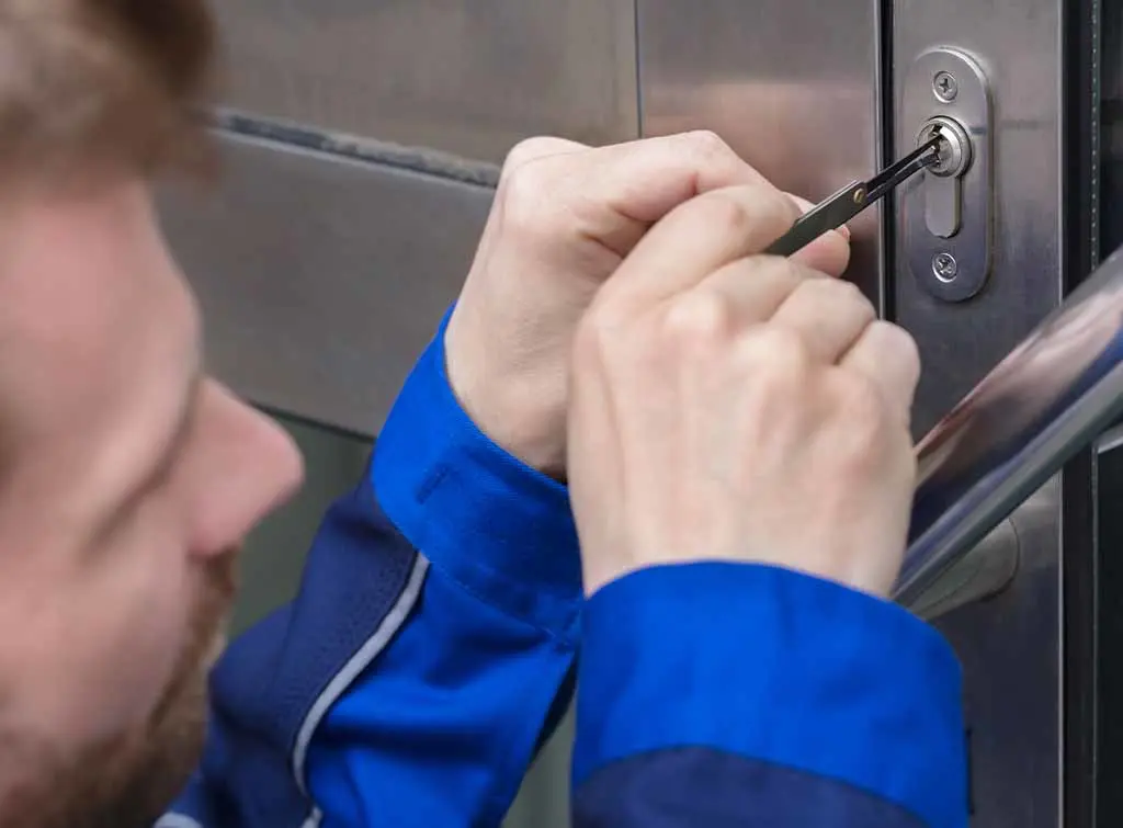 how to remove a broken key