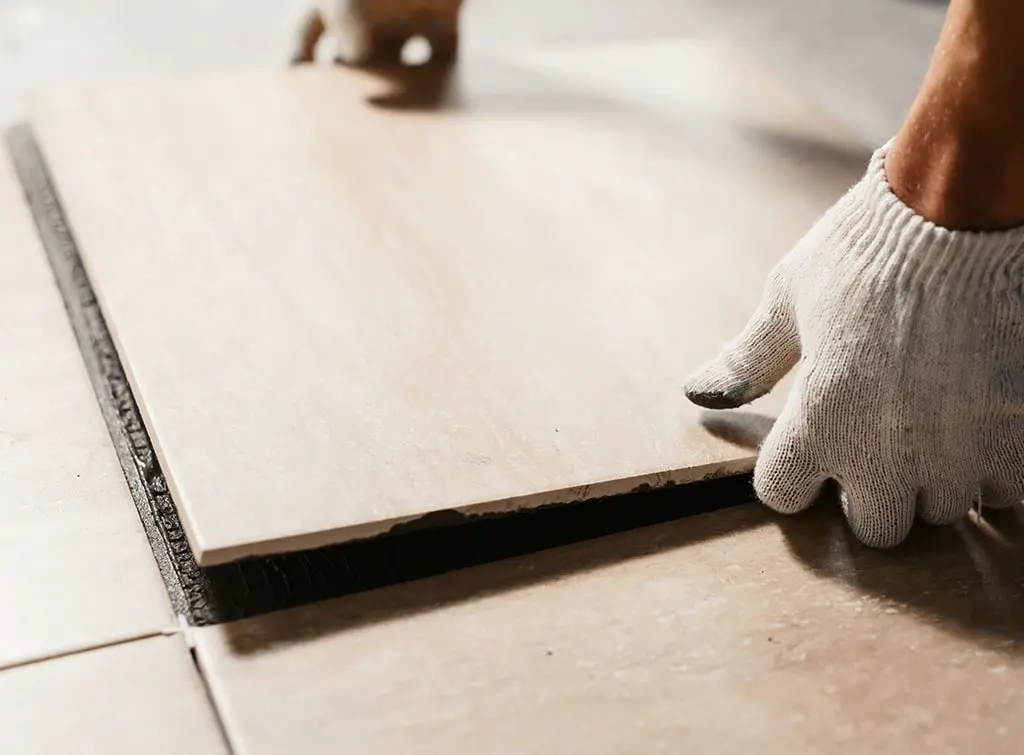 https://www.checkatrade.com/blog/wp-content/uploads/2023/12/How-to-become-a-tiler-Image-1.jpg