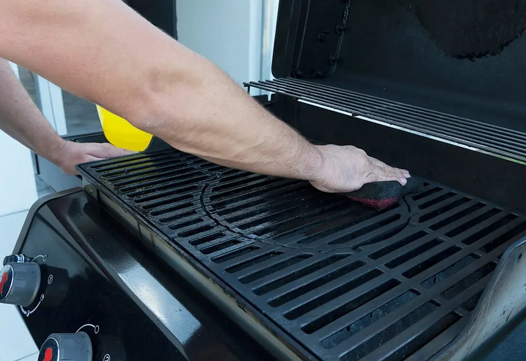 Cleaning a BBQ