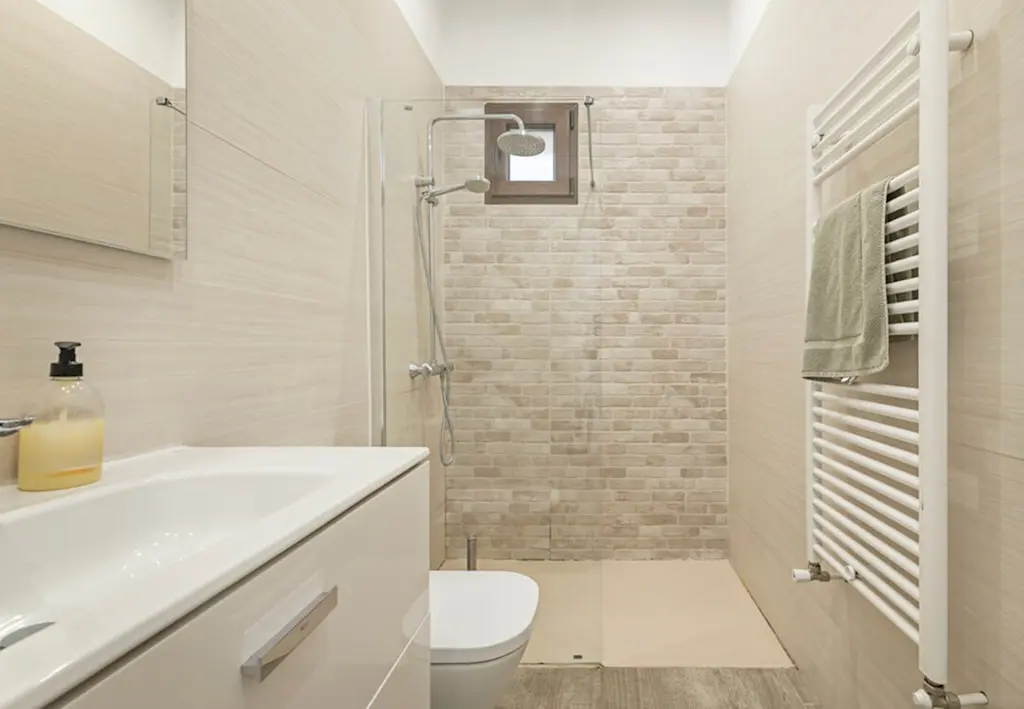 Modern style walk in shower unit