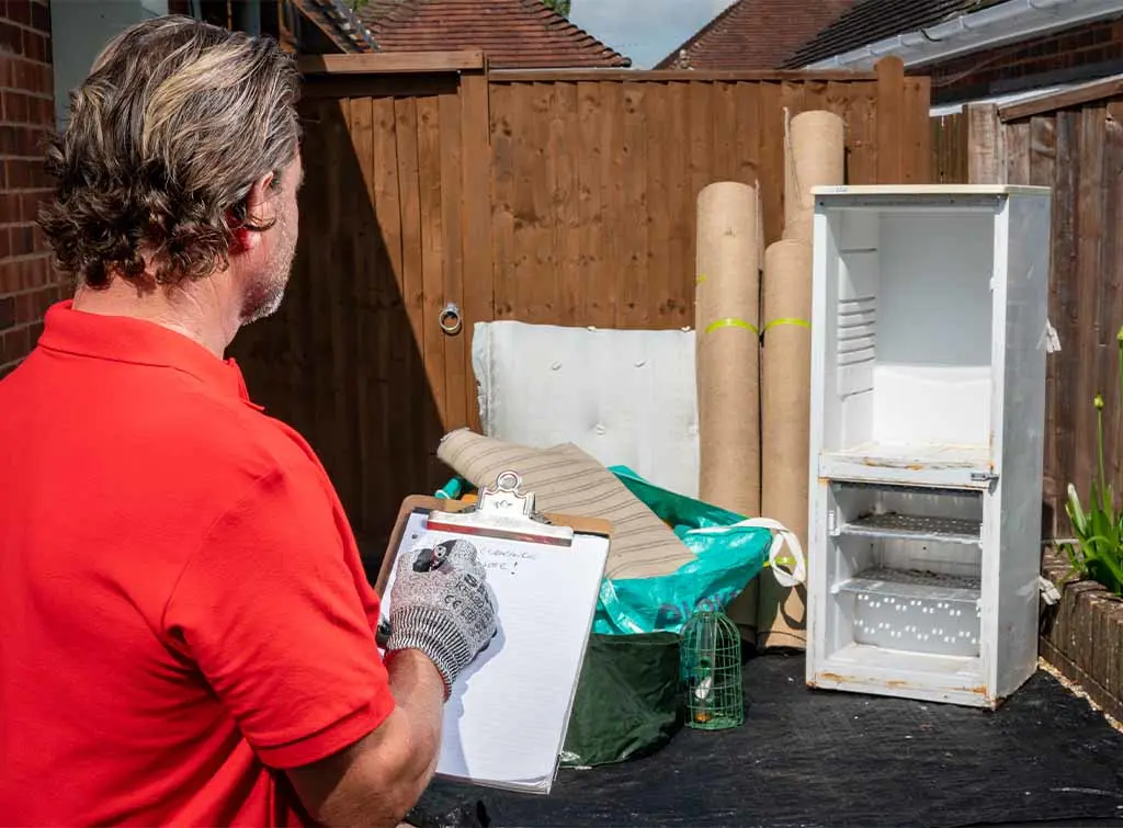 How much do waste clearance specialists earn