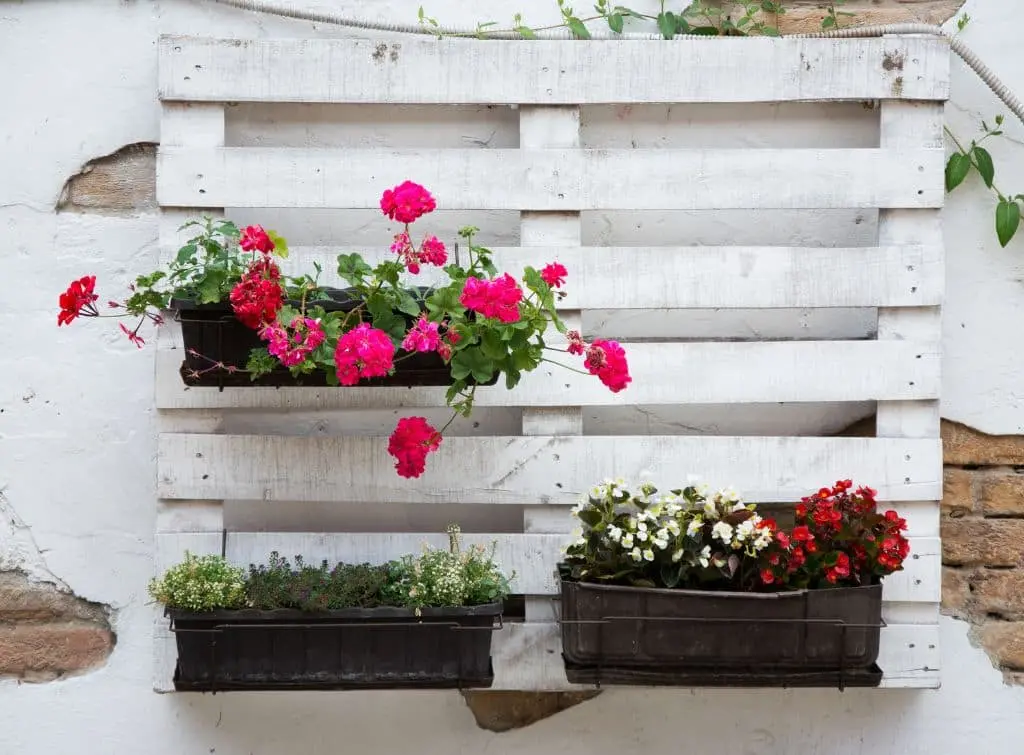 White fence with planters made out of recycled wood pallets - ideas blog