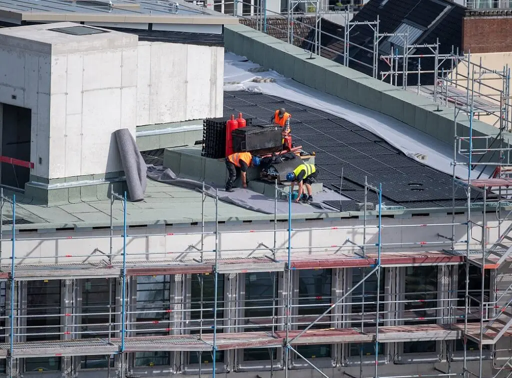 https://www.checkatrade.com/blog/wp-content/uploads/2024/12/replacing-flat-roof-for-commercial-building.jpeg