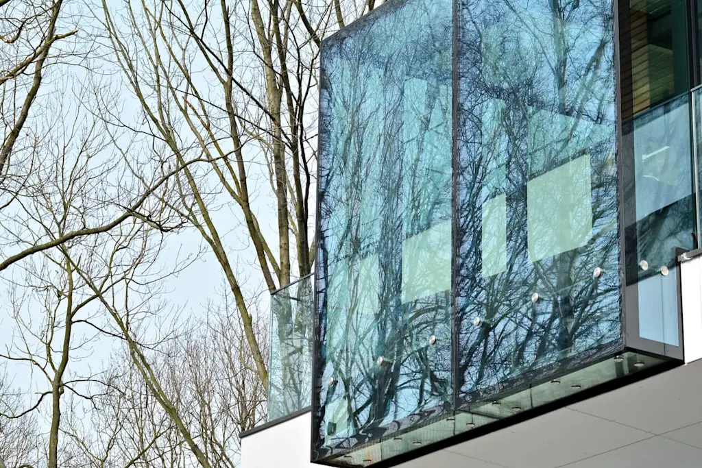 Oriel window - frameless glass