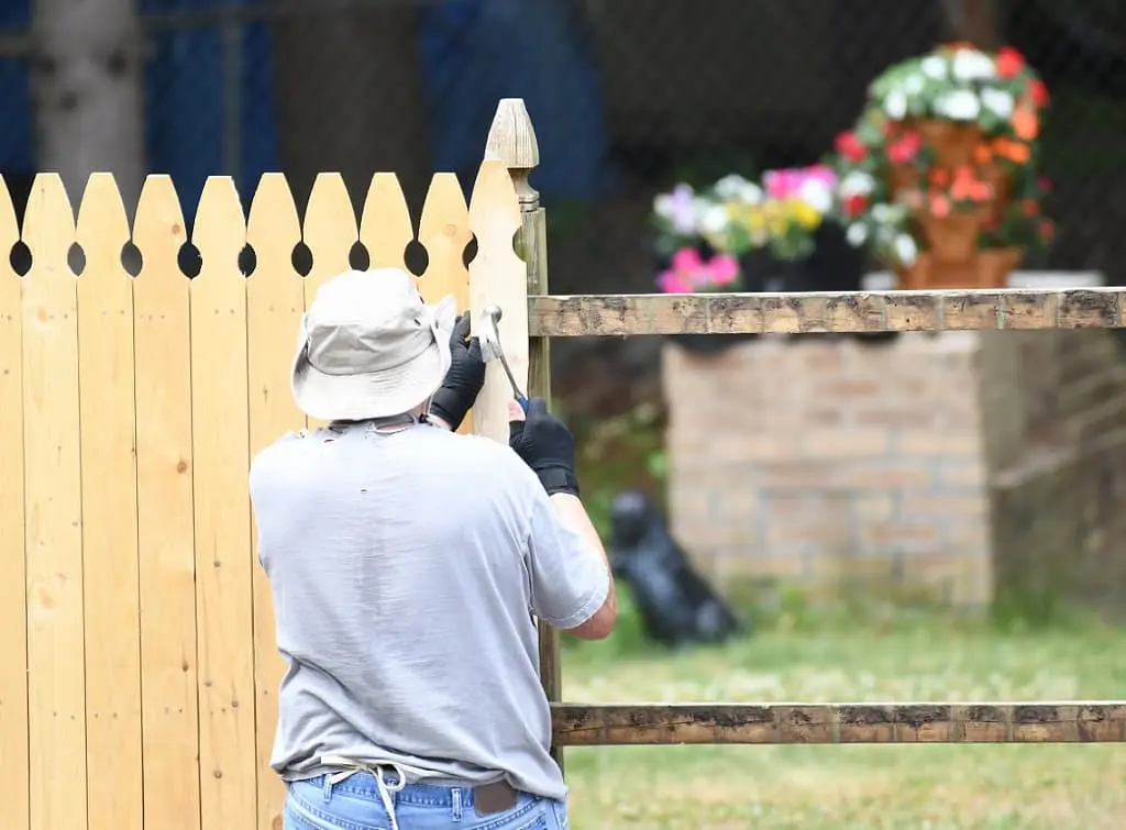 https://www.checkatrade.com/blog/wp-content/uploads/2024/08/fencing-installer-adding-posts.jpg