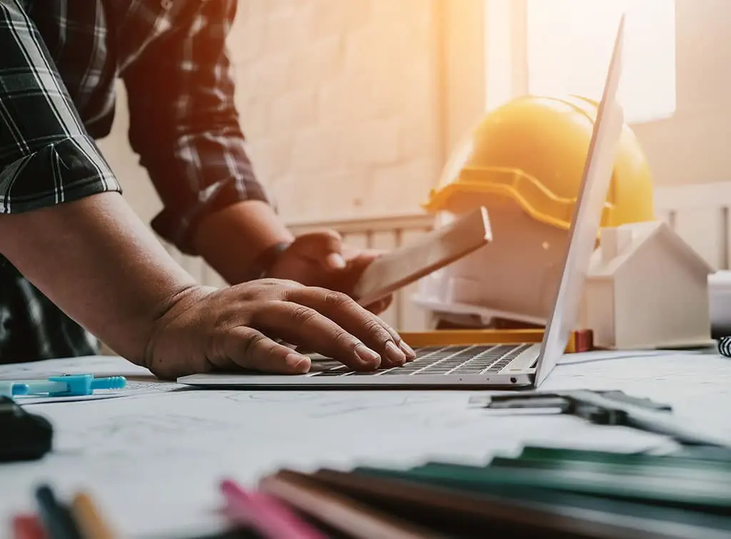 https://www.checkatrade.com/blog/wp-content/uploads/2022/07/app-for-tracking-workers-hours-laptop.jpg