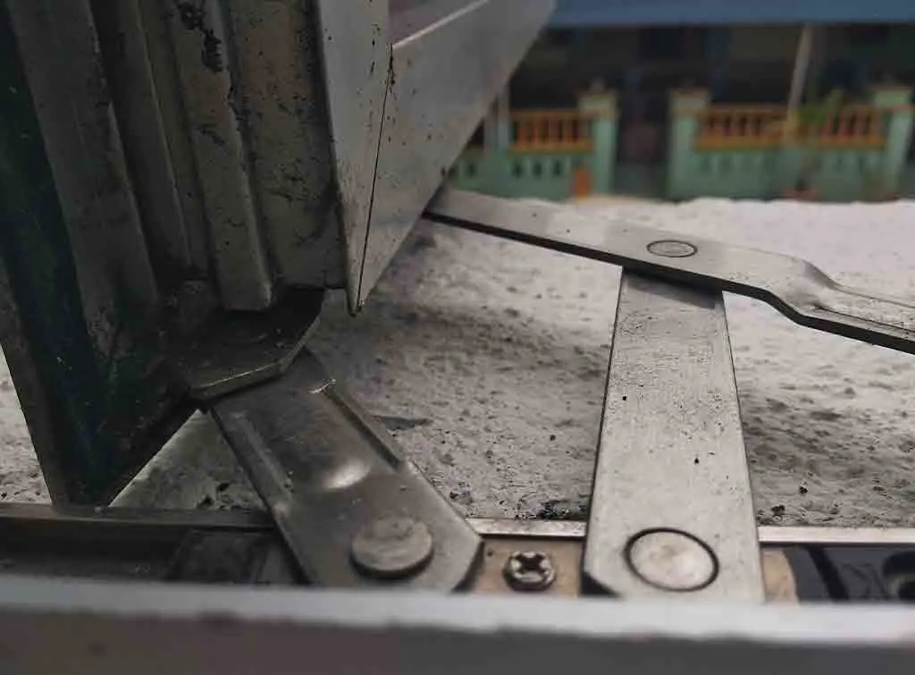 Window hinge replacement cost