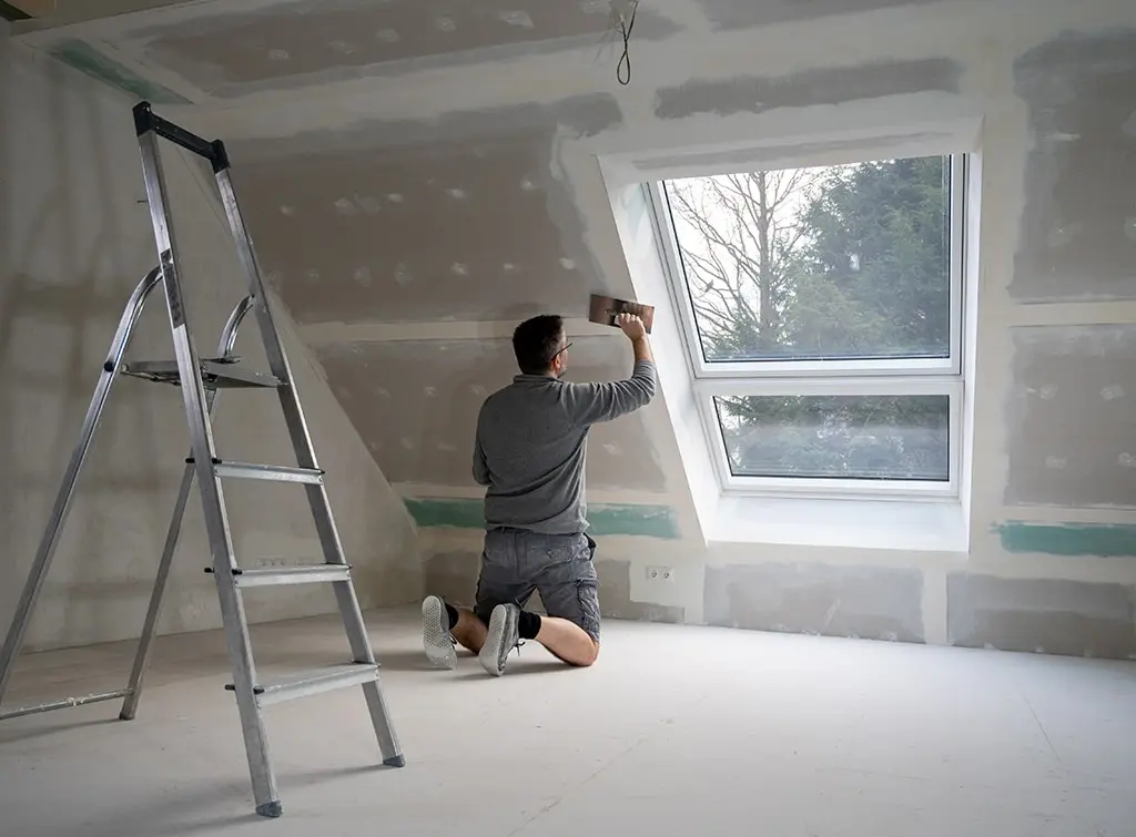 https://www.checkatrade.com/blog/wp-content/uploads/2023/12/How-to-become-a-dryliner-Image-2.jpg