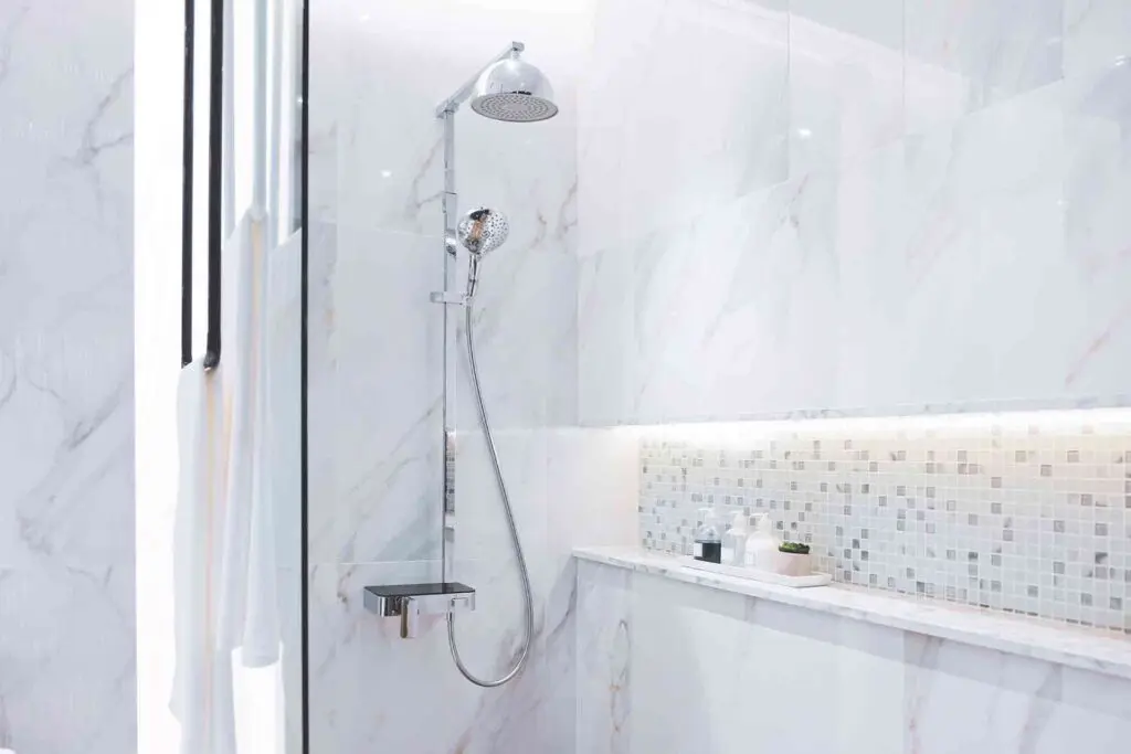 Shower with a recessed shelf