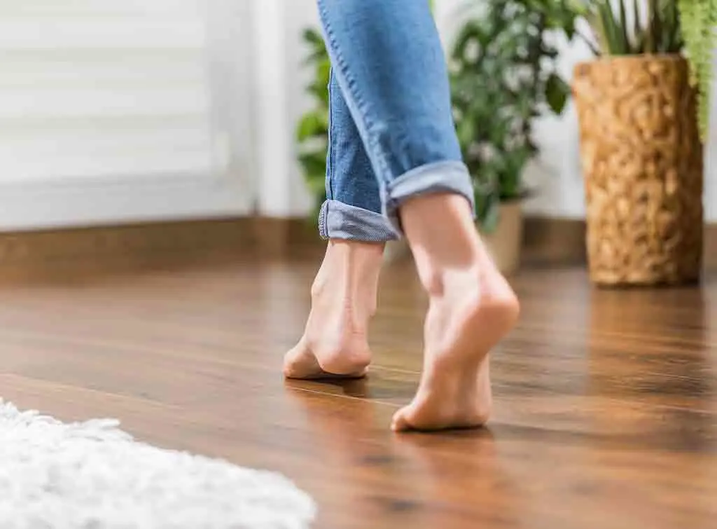 https://www.checkatrade.com/blog/wp-content/uploads/2021/02/Summer-house-flooring-idea.jpg
