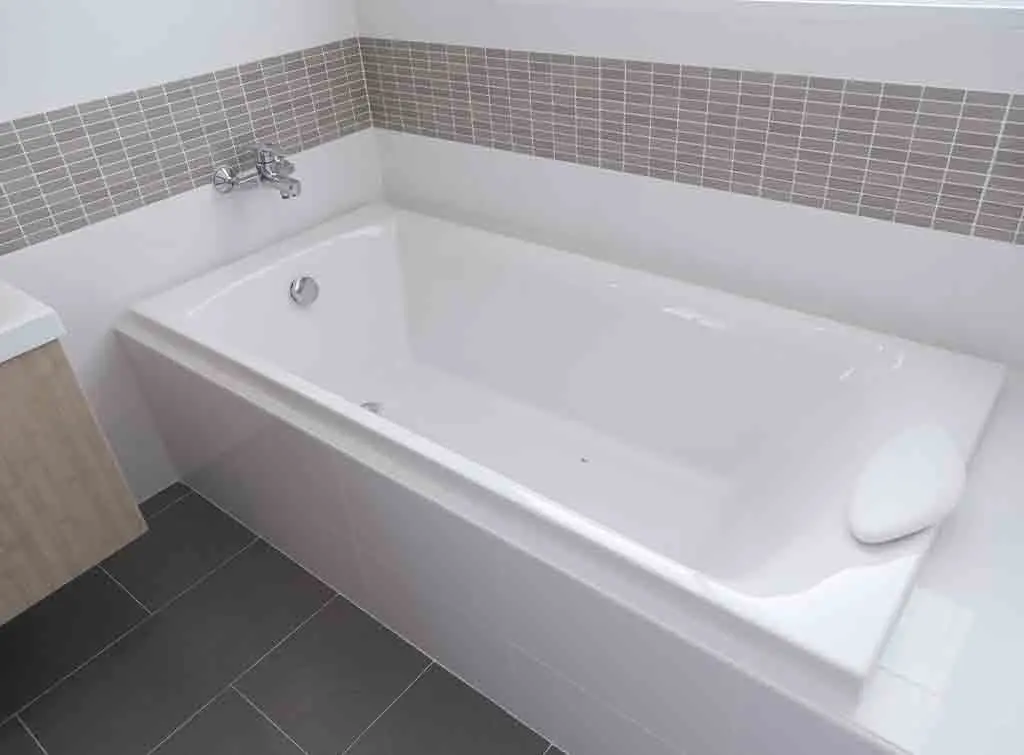 https://www.checkatrade.com/blog/wp-content/uploads/2021/02/Single-bath-panel-idea.jpg