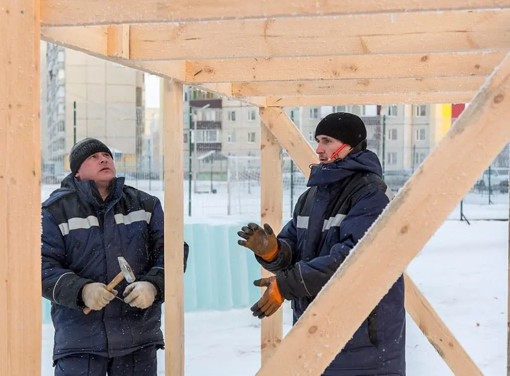 https://www.checkatrade.com/blog/wp-content/uploads/2023/12/joiners-in-the-winter.jpg