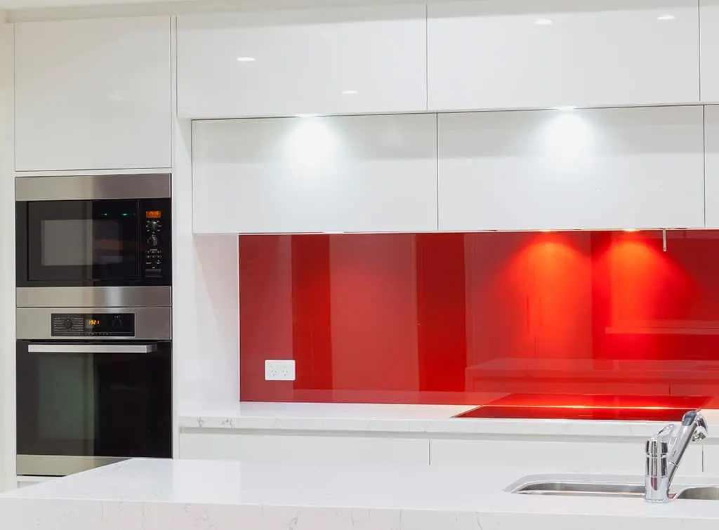 Red kitchen splashback