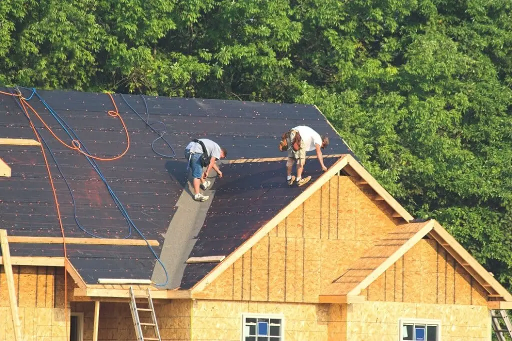 https://www.checkatrade.com/blog/wp-content/uploads/2024/06/roofers-working-with-underlay-insulation-1024x683.jpeg