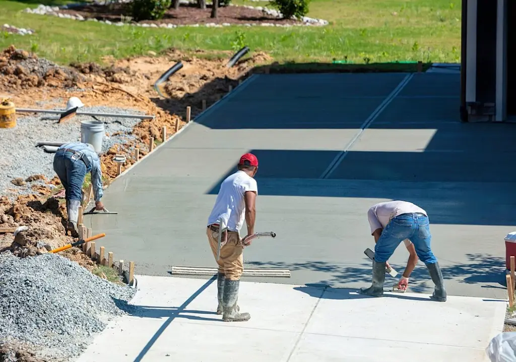 Laying concrete driveway
