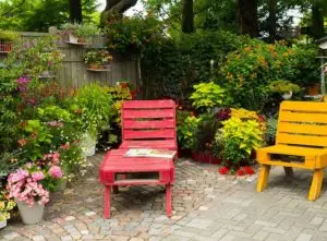 A red sun lounger made out of pallets