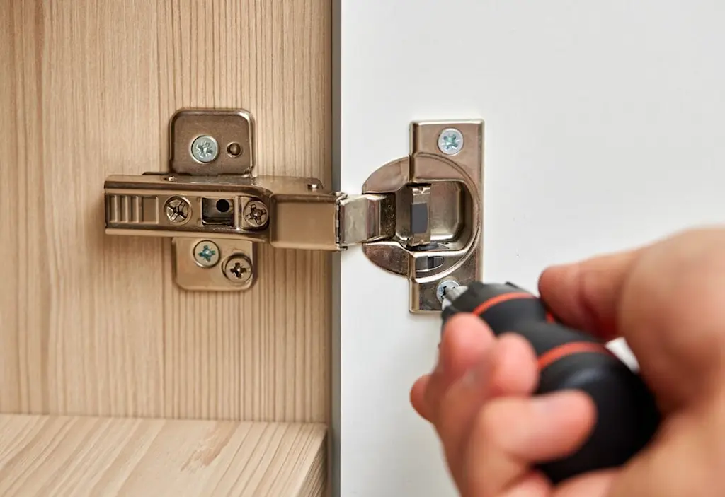 Adjusting door hinge side to side