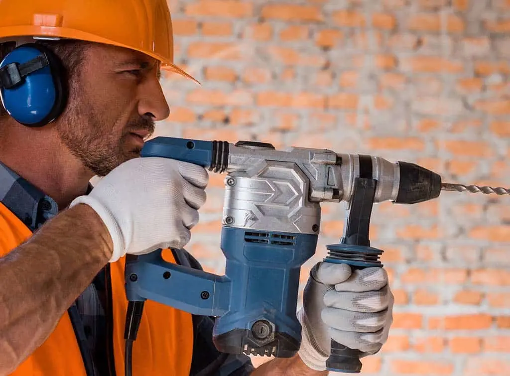 https://www.checkatrade.com/blog/wp-content/uploads/2024/04/power-tools-safety-procedures.jpg