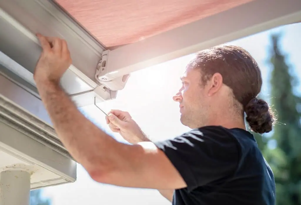 https://www.checkatrade.com/blog/wp-content/uploads/2024/05/fitting-external-shading-tradesperson-1024x698.jpeg